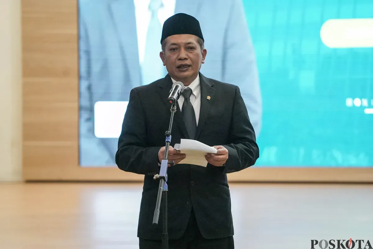 Menteri Koperasi dan Usaha Mikro Kecil Ferry Juliantono menadatangani berita acara serah terima jabatan dari pejabat lama Budi Arie Setiadi saat serah terima jabatan di Kemenkop, Jakarta, Selasa, 9 September 2025. (Sumber: Poskota/Bilal Nugraha Ginanjar)
