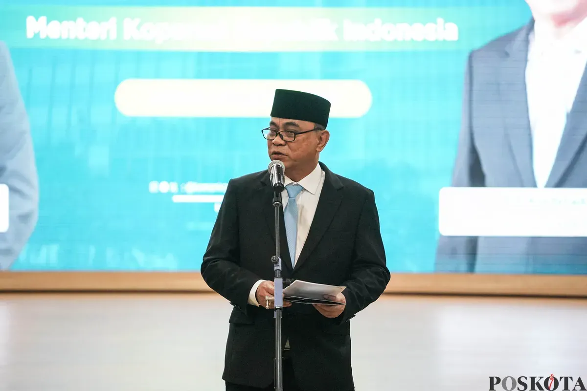 Menteri Koperasi dan Usaha Mikro Kecil Ferry Juliantono menadatangani berita acara serah terima jabatan dari pejabat lama Budi Arie Setiadi saat serah terima jabatan di Kemenkop, Jakarta, Selasa, 9 September 2025. (Sumber: Poskota/Bilal Nugraha Ginanjar)