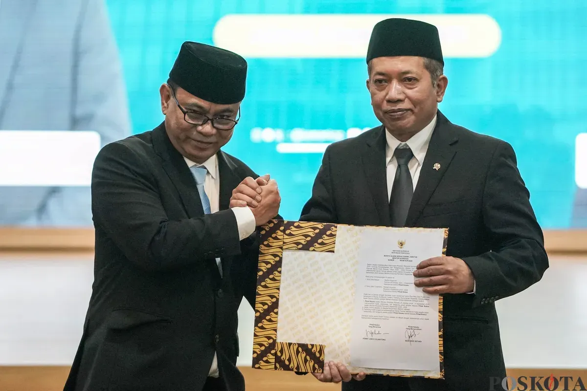 Menteri Koperasi dan Usaha Mikro Kecil Ferry Juliantono menadatangani berita acara serah terima jabatan dari pejabat lama Budi Arie Setiadi saat serah terima jabatan di Kemenkop, Jakarta, Selasa, 9 September 2025. (Sumber: Poskota/Bilal Nugraha Ginanjar)