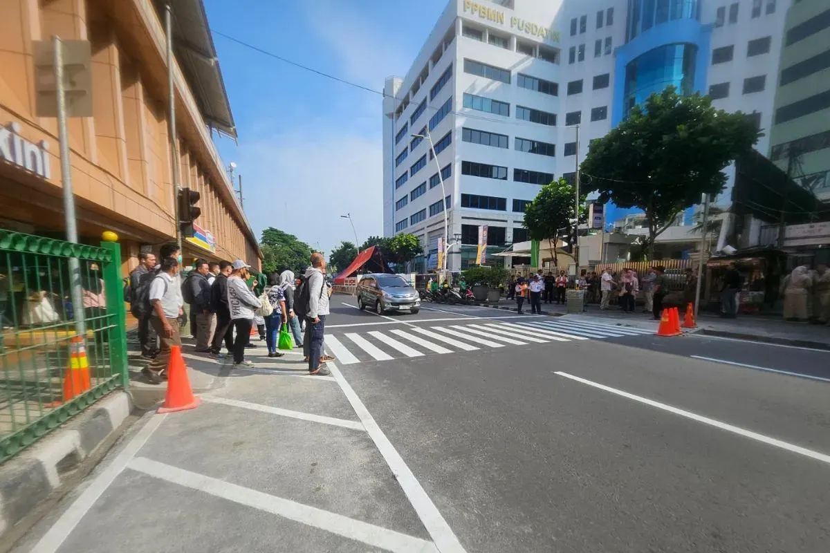Pagar pembatas serta pemasangan fasilitas pelican cross di Stasiun Cikini, Jakarta Pusat. (Sumber: Dok. Kominfotik KAI Daop 1 Jakarta)