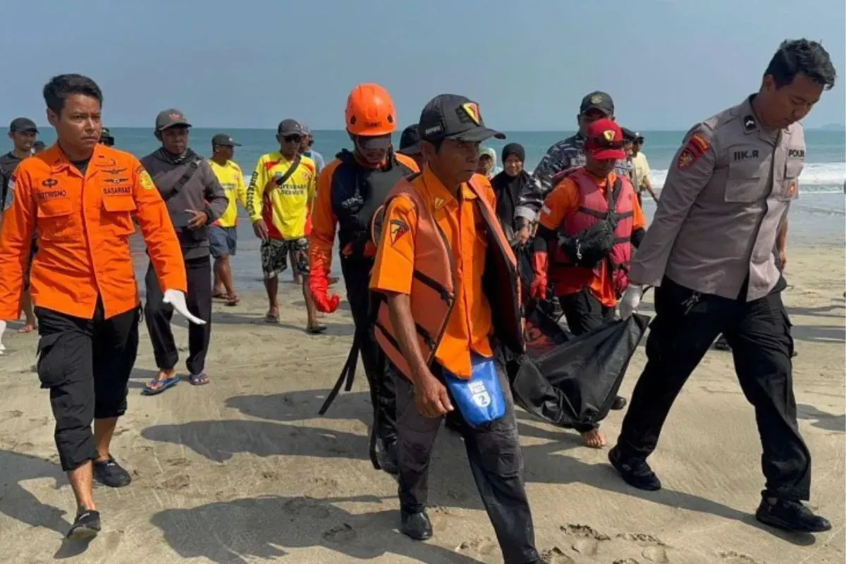 Petugas SAR gabungan saat mengevakuasi jasad Irfan di Pantai Cinangka, Kabupaten Serang, Senin, 15 September 2025. (Sumber: Dok. BPBD Kabupaten Serang)