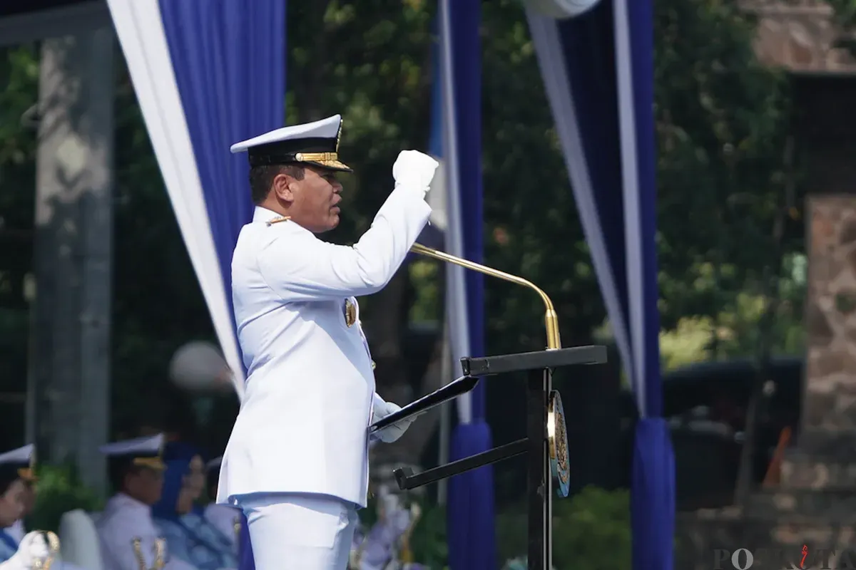 Kepala Staf Angkatan Laut (KASAL) Laksamana TNI Muhammad Ali memeriksa pasukan saat memimpin Upacara HUT ke-80 TNI AL di Markas Komando Armada Gunung Sahari, Jakarta, Rabu, 10 September 2025. (Sumber: Poskota/Bilal Nugraha Ginanjar)