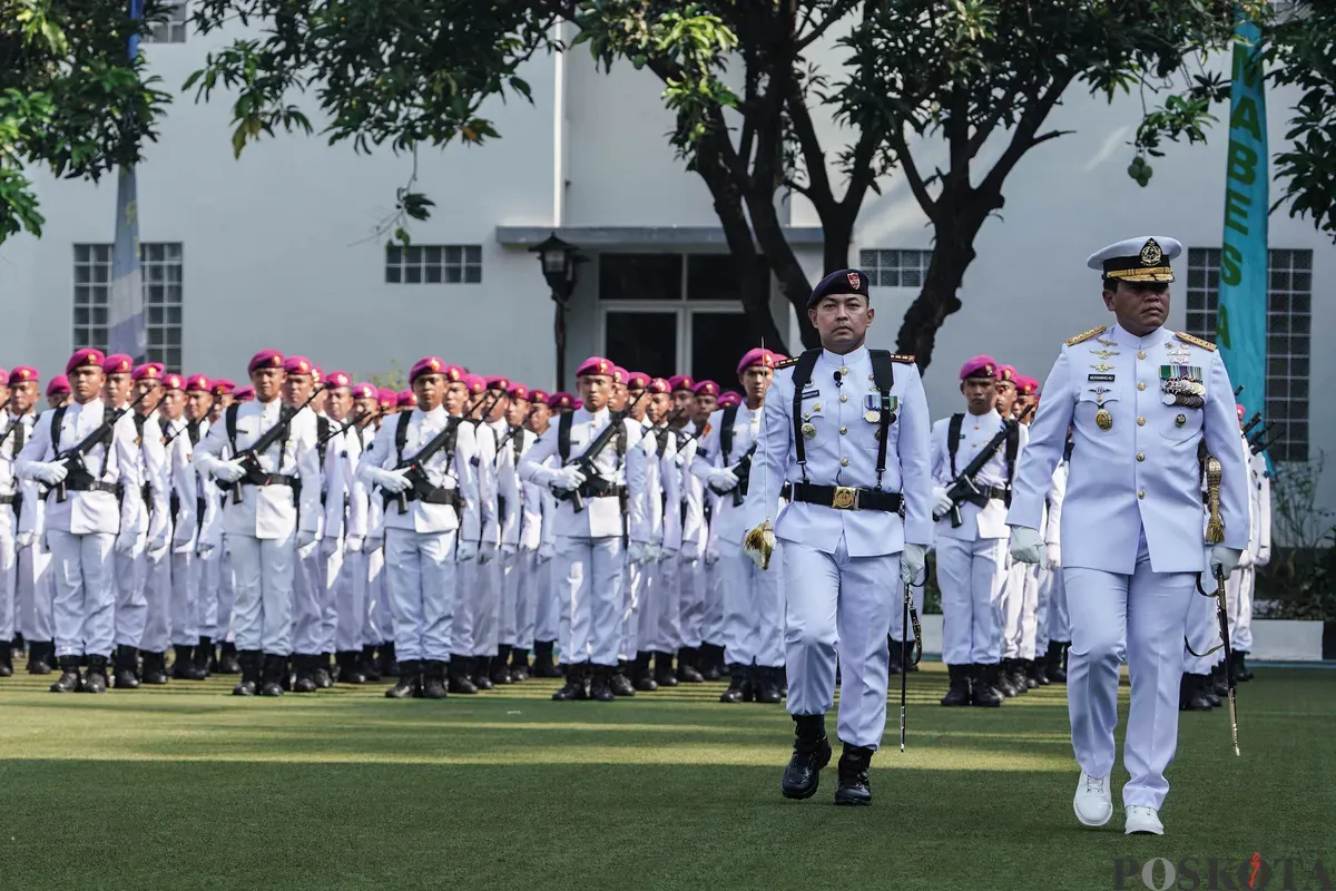 Kepala Staf Angkatan Laut (KASAL) Laksamana TNI Muhammad Ali memeriksa pasukan saat memimpin Upacara HUT ke-80 TNI AL di Markas Komando Armada Gunung Sahari, Jakarta, Rabu, 10 September 2025. (Sumber: Poskota/Bilal Nugraha Ginanjar)