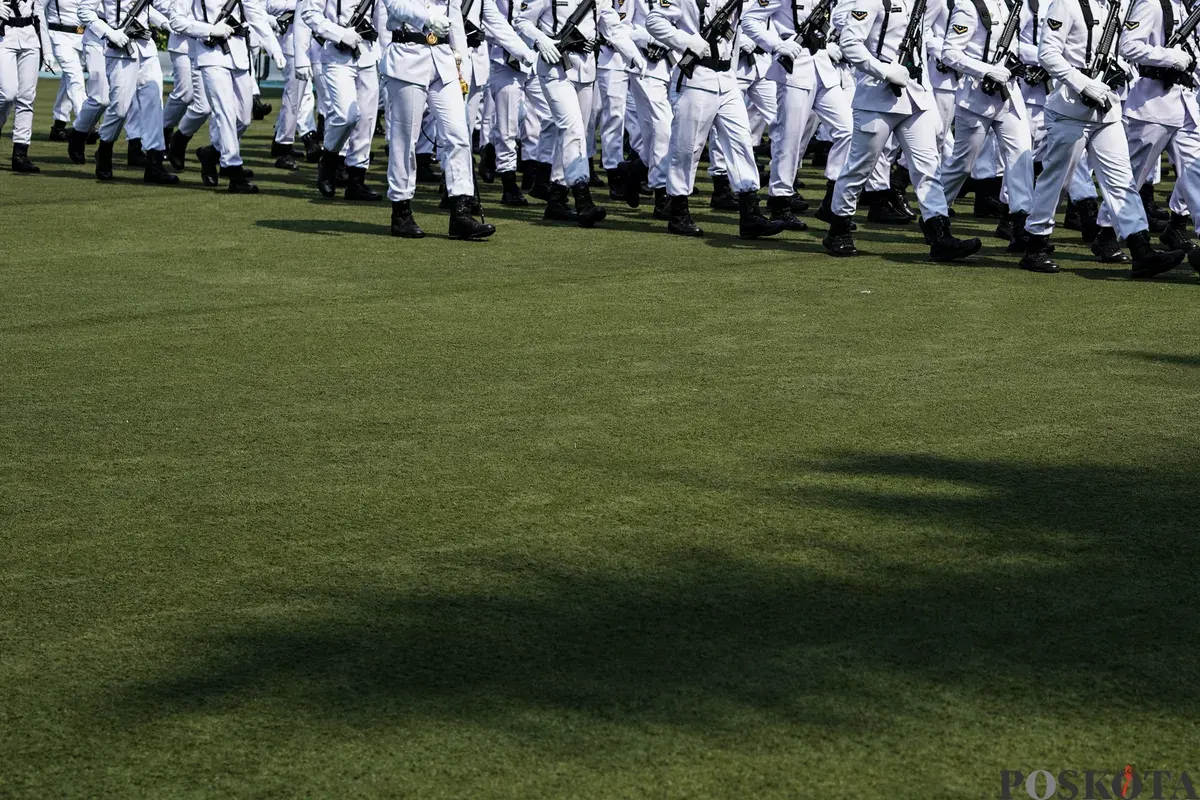 Kepala Staf Angkatan Laut (KASAL) Laksamana TNI Muhammad Ali memeriksa pasukan saat memimpin Upacara HUT ke-80 TNI AL di Markas Komando Armada Gunung Sahari, Jakarta, Rabu, 10 September 2025. (Sumber: Poskota/Bilal Nugraha Ginanjar)