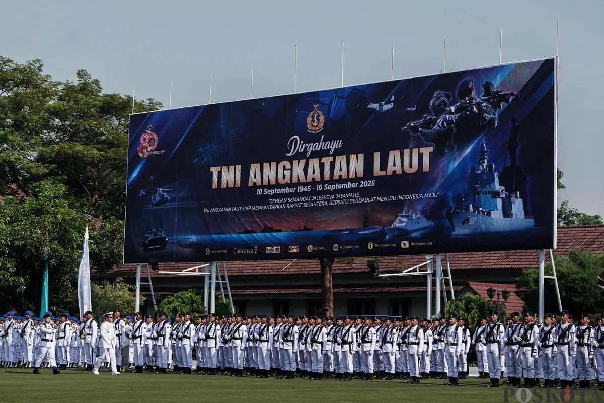 Kepala Staf Angkatan Laut (KASAL) Laksamana TNI Muhammad Ali memeriksa pasukan saat memimpin Upacara HUT ke-80 TNI AL di Markas Komando Armada Gunung Sahari, Jakarta, Rabu, 10 September 2025. (Sumber: Poskota/Bilal Nugraha Ginanjar)
