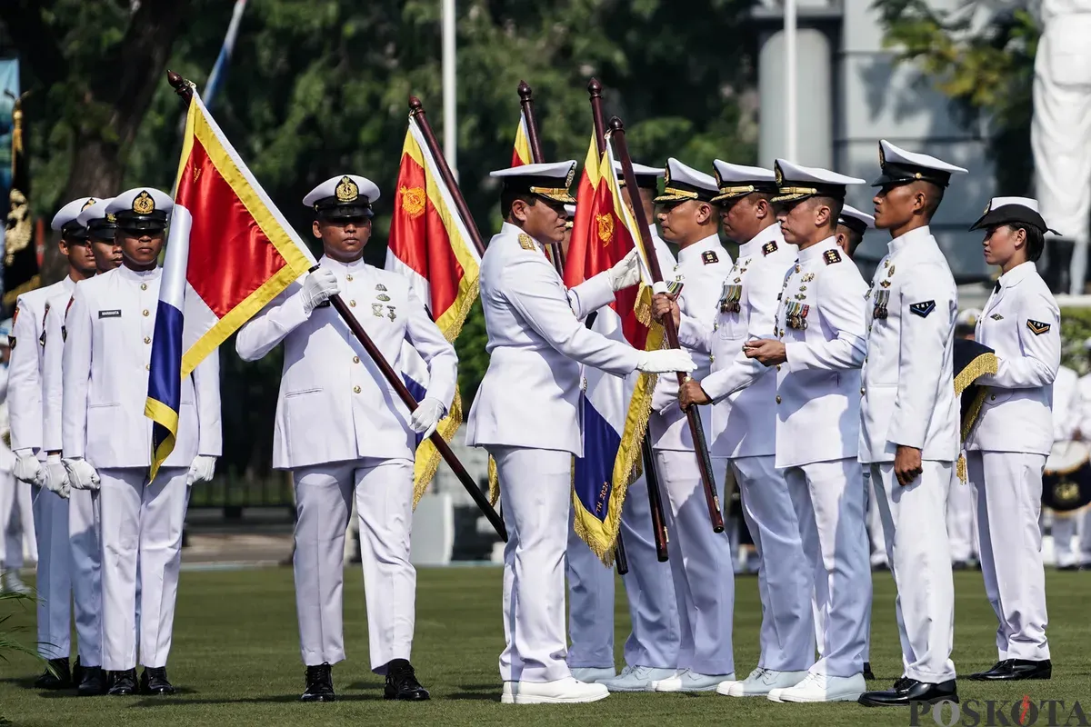 Kepala Staf Angkatan Laut (KASAL) Laksamana TNI Muhammad Ali memeriksa pasukan saat memimpin Upacara HUT ke-80 TNI AL di Markas Komando Armada Gunung Sahari, Jakarta, Rabu, 10 September 2025. (Sumber: Poskota/Bilal Nugraha Ginanjar)