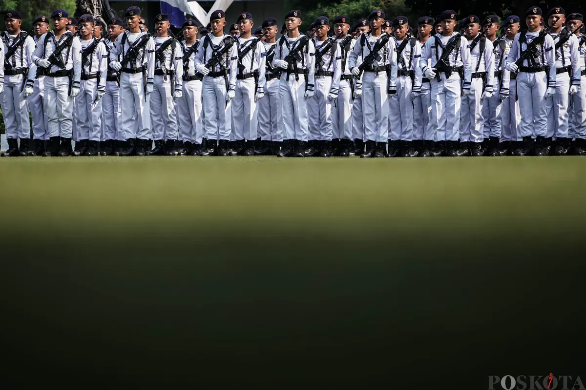 Kepala Staf Angkatan Laut (KASAL) Laksamana TNI Muhammad Ali memeriksa pasukan saat memimpin Upacara HUT ke-80 TNI AL di Markas Komando Armada Gunung Sahari, Jakarta, Rabu, 10 September 2025. (Sumber: Poskota/Bilal Nugraha Ginanjar)
