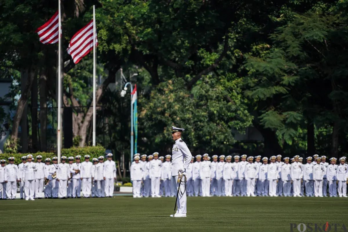 Kepala Staf Angkatan Laut (KASAL) Laksamana TNI Muhammad Ali memeriksa pasukan saat memimpin Upacara HUT ke-80 TNI AL di Markas Komando Armada Gunung Sahari, Jakarta, Rabu, 10 September 2025. (Sumber: Poskota/Bilal Nugraha Ginanjar)