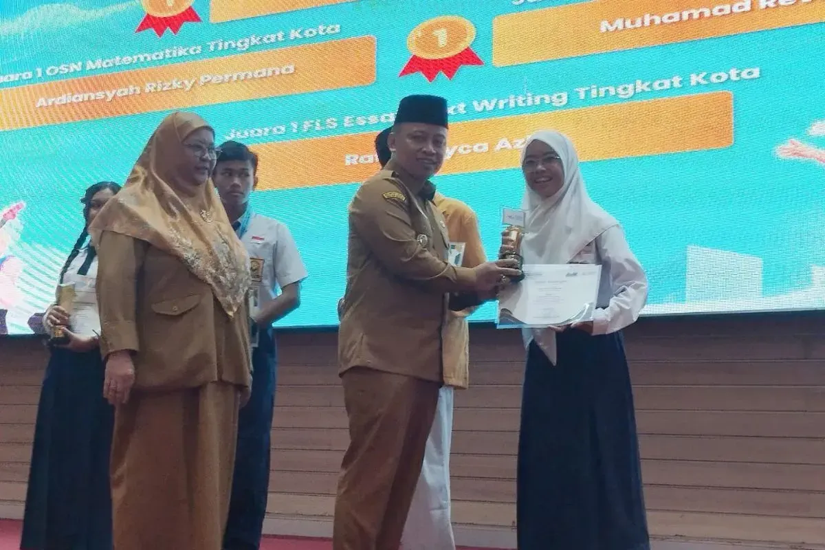 Wali Kota Depok serahkan penghargaan 432 siswa berprestasi (Sumber: Diskominfo Depok)