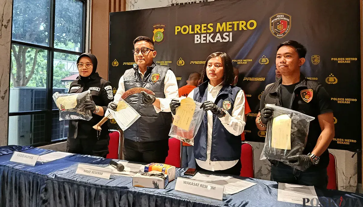 Polres Metro Bekasi menunjukkan barang bukti kasus pencurian dengan kekerasan di Tambun Selatan, Selasa, 16 September 2025. (Sumber: POSKOTA | Foto: Nurpini Aulia Rapika)