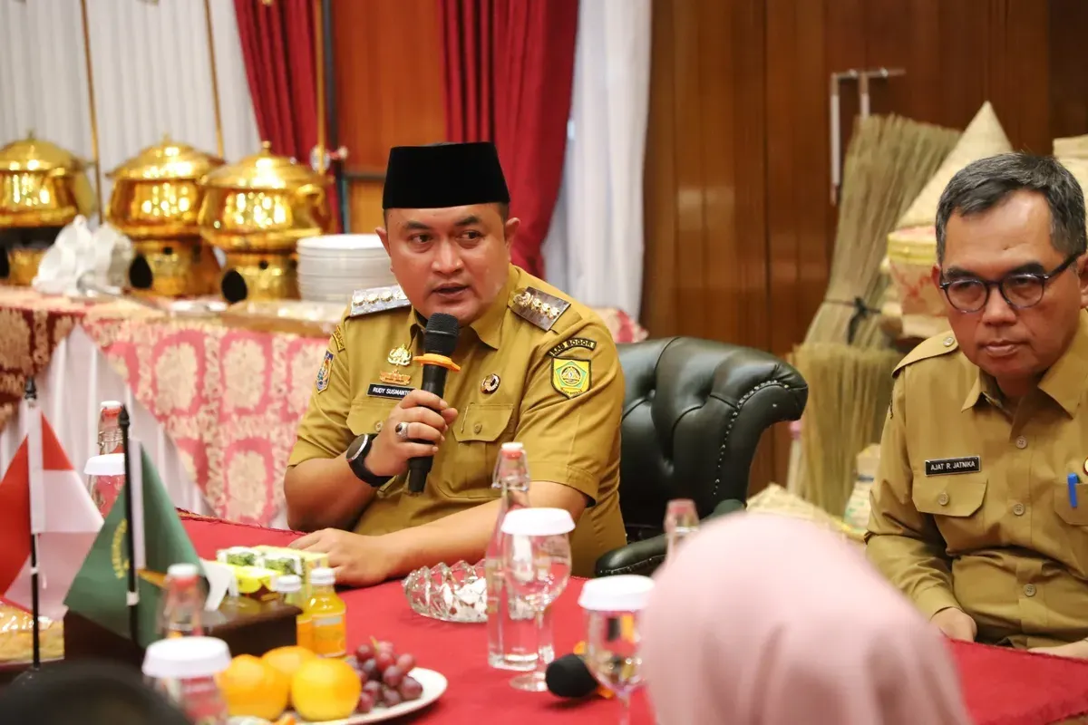 Bupati Bogor, Rudy Susmanto berikan ibadah umroh gratis dan kaki palsu untuk tokoh inspiratif Kabupaten Bogor. (Sumber: Pemkab Bogor)