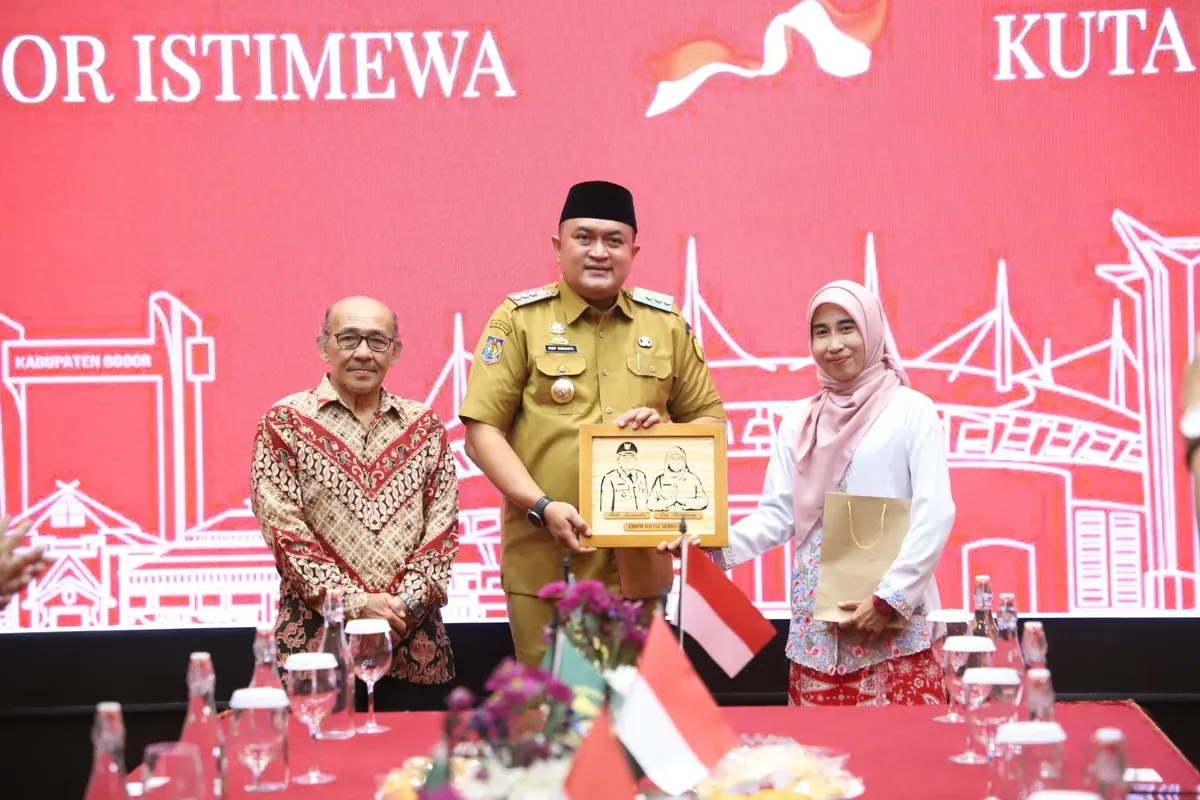 Bupati Bogor bersama dua tokoh inspiratif di bidang pendidikan dan sosial. (Sumber: Pemkab Bogor)