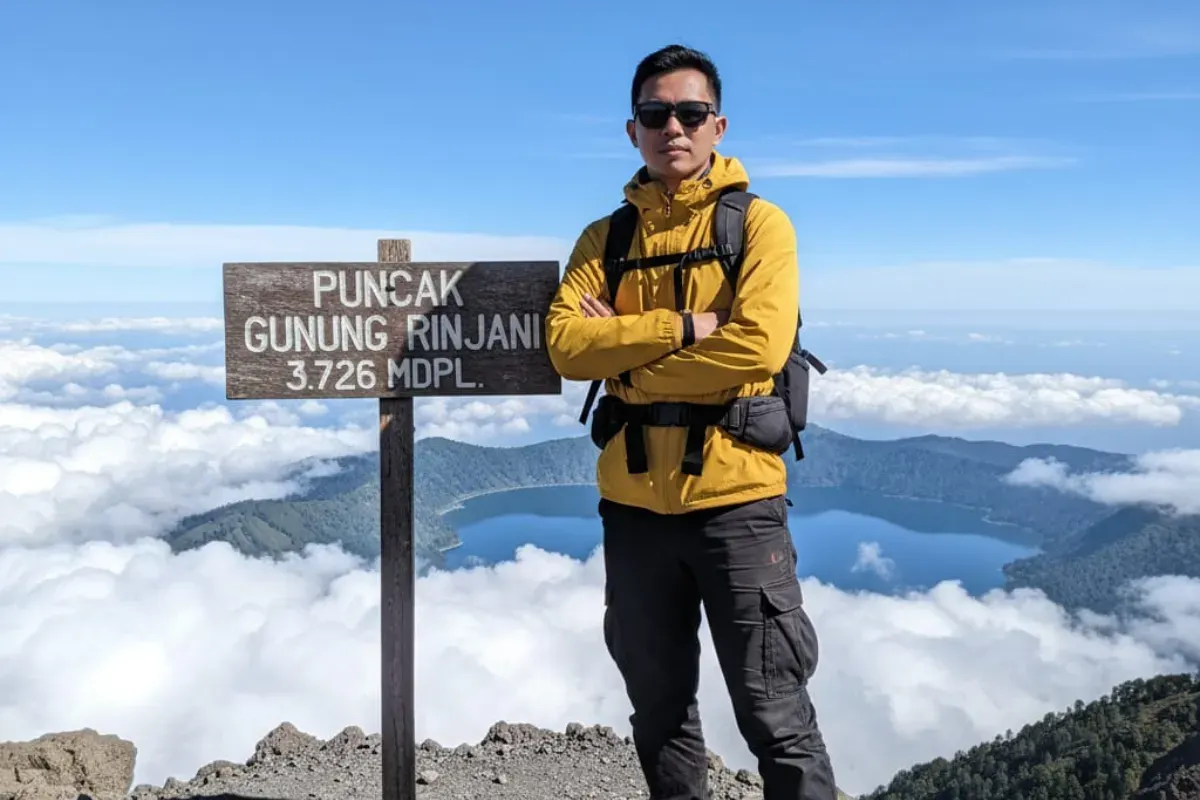 Ilustrasi membuat gambar di atas puncak gunung menggunakan Gemini AI. (Sumber: Poskota/Gemini AI)