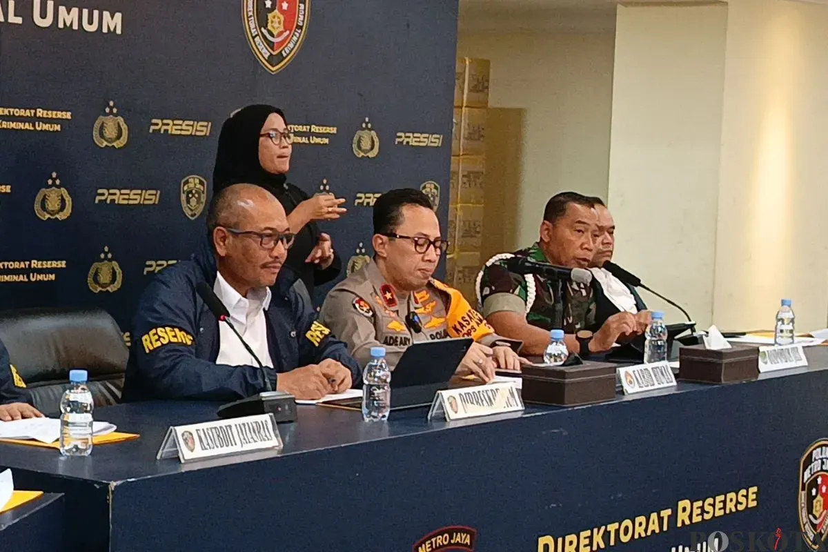 Danpomdam Jaya, Kolonel Cpm Agus Priyanto, (seragam TNI) membeberkan dua anggota TNI AD yang terlibat kasus penculikan berujung kematian Kacab BRI di Cempaka Putih di satuan Detasemen Kopassus, Selasa, 16 September 2025. (Sumber: Poskota/Ali Mansur)