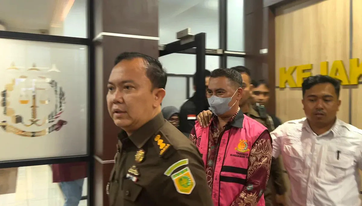 Dirut SBM, Isbandi, keluar dari ruang penyidik Pidsus untuk dibawa ke Rutan Serang. (Sumber: Dok. Kejari Serang)
