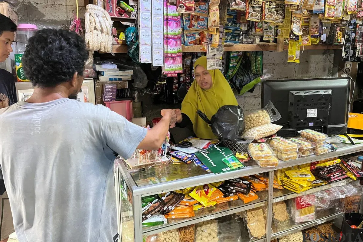 Warga saat berbelanja di warung kelontong kawasan Palmerah, Jakarta Barat, Selasa, 16 September 2025. (Sumber: Poskota/Pandi Ramedhan)