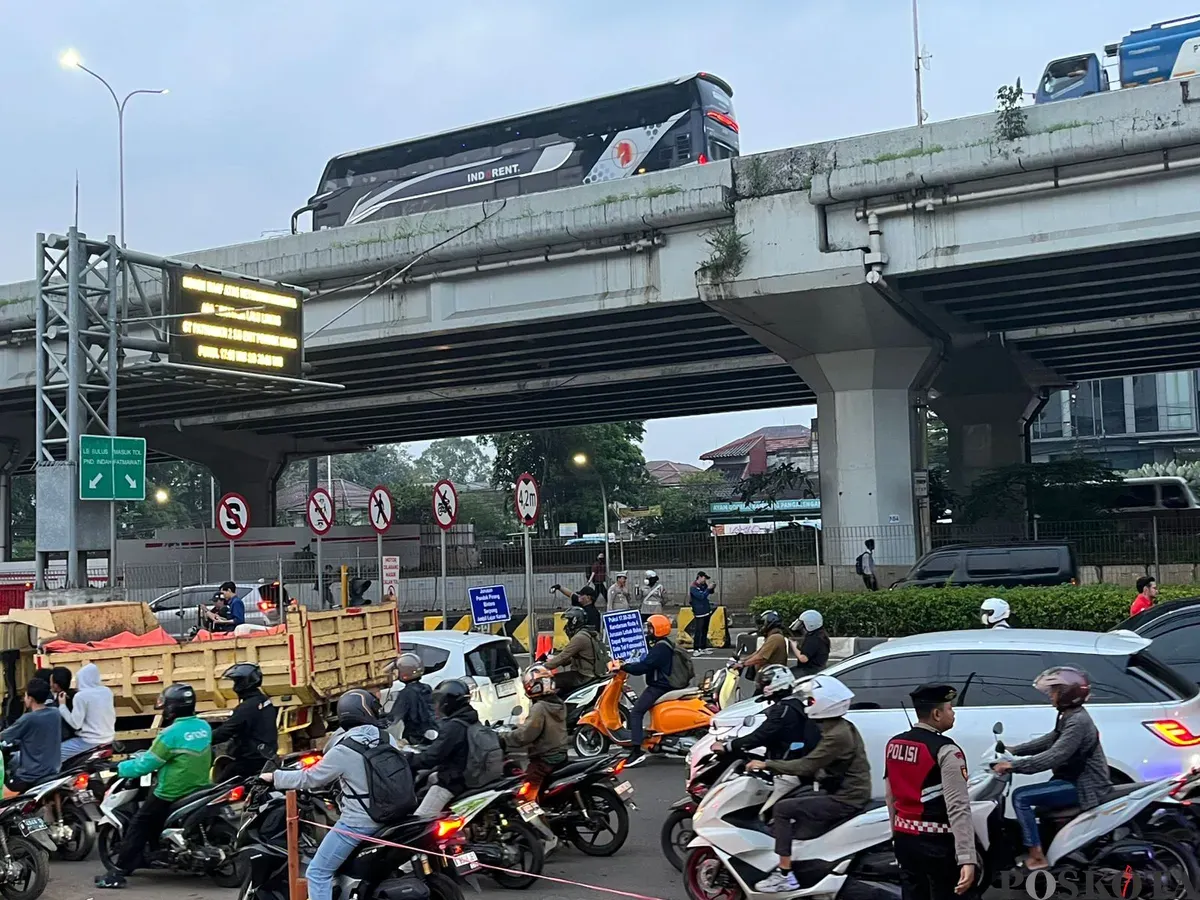 Situasi di jalan TB Simatupang dekat pintu tol Fatmawati 2, Jakarta Selatan, Selasa, 16 September 2025. (Sumber: POSKOTA | Foto: M Tegar Jihad)