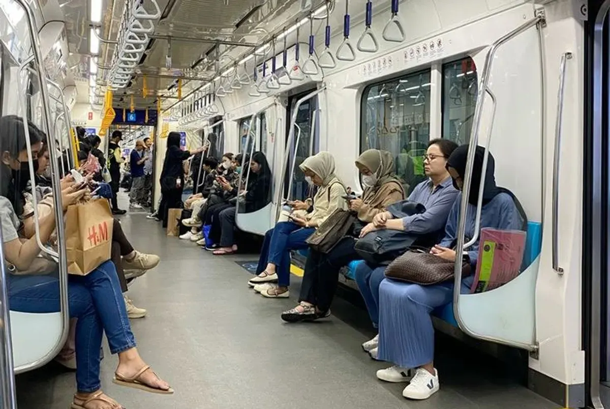 Penumpang MRT Jakarta (Sumber: Pinterest/@Sekar)