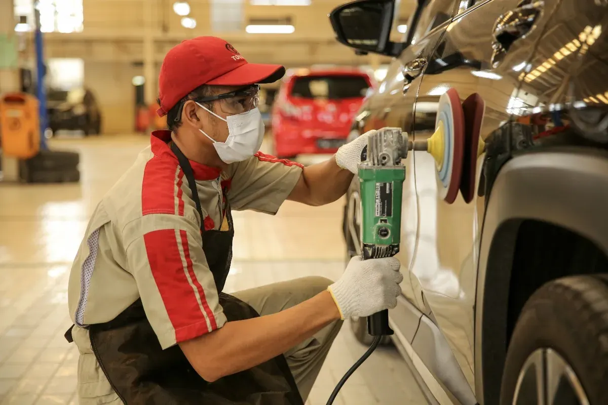 Proses perawatan bodi mobil di Auto2000. (Sumber: Auto2000)