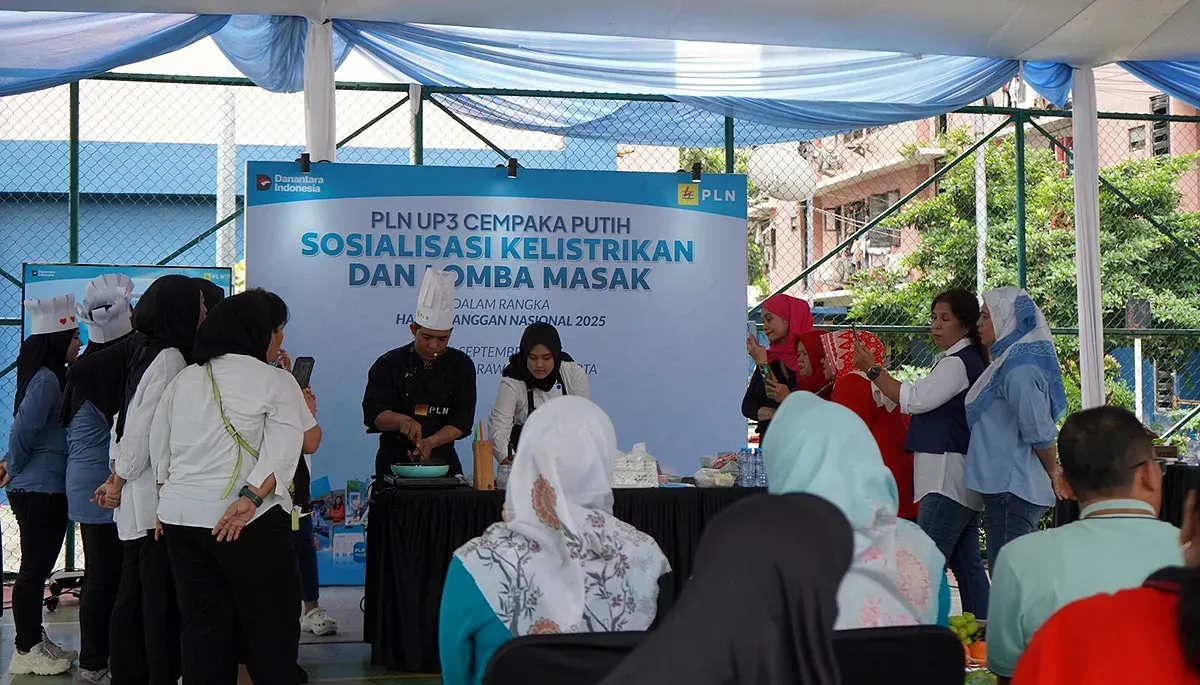 Warga Rusun Jati Rawasari antusias mengikuti lomba memasak menggunakan kompor listrik dalam rangka Hari Pelanggan Nasional 2025 yang digelar PLN UP3 Cempaka Putih. (Sumber: Dok. PLN UID Jakarta Raya)