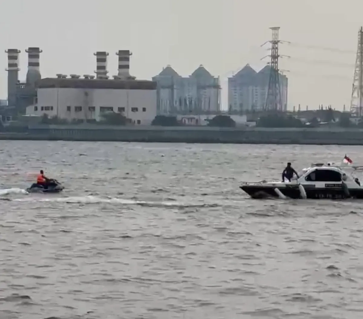 Petugas Sat Polairud Polres Kepulauan Seribu mengevakuasi remaja laki-laki yang terseret arus saat bermain jetsky di Pantai Mutiara, Jakarta Utara. (Sumber: Satpolairud)