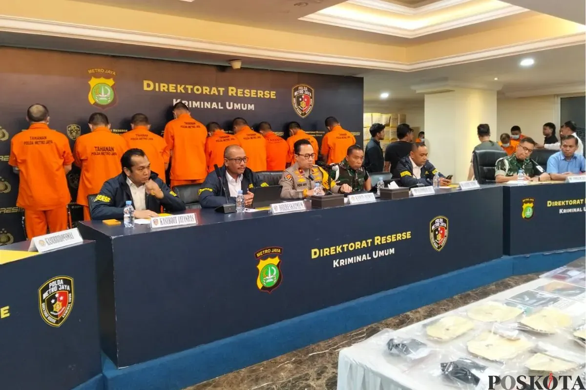 Polisi menggelar konferensi pers penculikan Kacab BRI Cempaka Putih di Mapolda Metro Jaya, Jakarta Selatan, Selasa, 16 September 2025. (Sumber: Poskota/Ali Mansur)