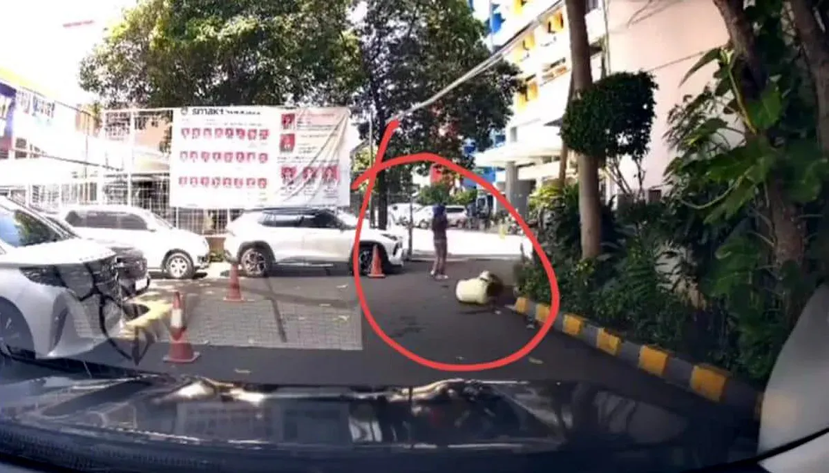 Tangkap layar insiden pengendara mobil menabrak satpam di kawasan Kampus Ukrida, Grogol Petamburan, Jakarta Barat, Sabtu, 13 September 2025.
