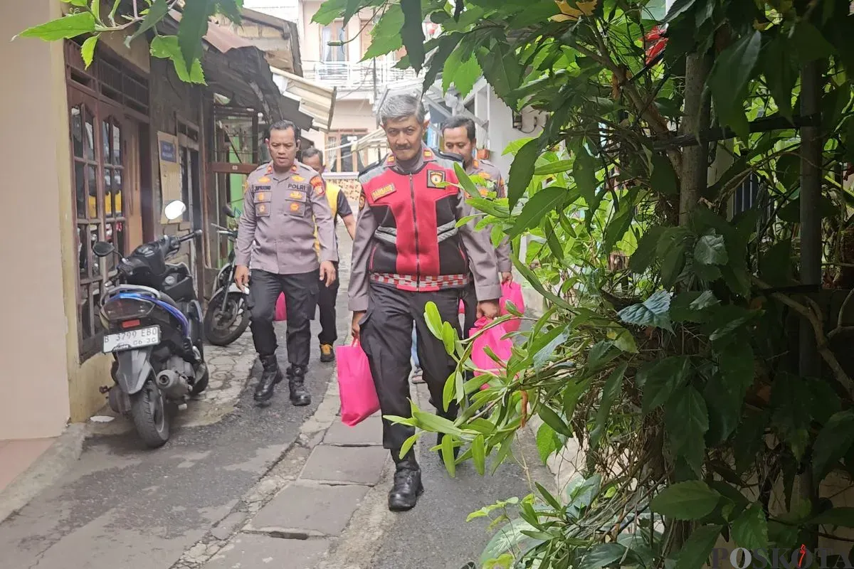 Polisi membagika sembako kepada warga lingkungan RW 03, Kelurahan Curug, Kecamatan Cimanggis, Kota Depok, Selasa, 16 September 2025. (Sumber: Poskota/Angga Pahlevi)