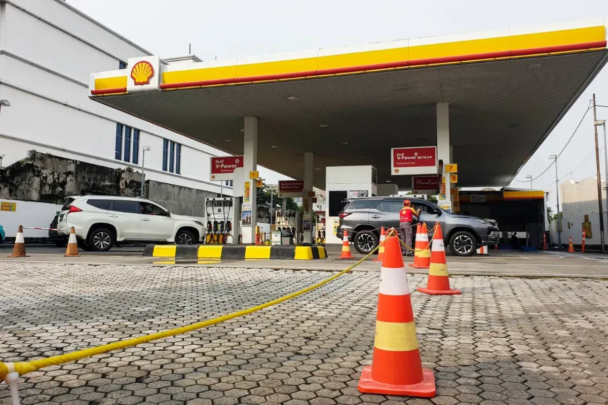 Potret SPBU Shell yang jadi sorotan karena kelangkaan bahan bakar. (Sumber: Poskota/Bilal Ginanjar Nugraha)