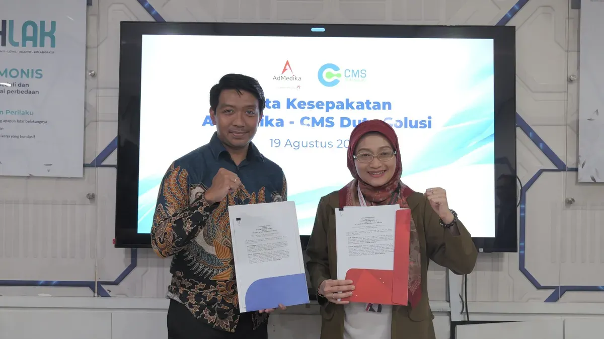 Agung Dermawan CEO PT CMS Duta Solusi dan Direktur Utama AdMedika Dian Prambini (kanan). (Sumber: Corcom Telkom)