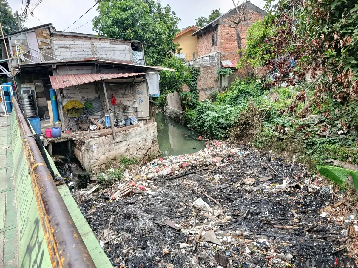 Tumpukan sampah menutupi aliran Kalibaru di Jalan Kalibaru Timur, Medan Satria, Kota Bekasi, Rabu 17 September 2025. Warga khawatir kondisi ini bisa memicu banjir bila tak segera diangkut. (Sumber: Poskota/Nurpini Aulia Rapika)