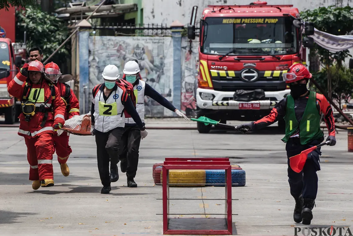 Relawan pemadam kebakaran berupaya memadamkan api menggunakan Alat Pemadam Api Ringan (APAR) pada Jakarta Fire Safety Challenge 2025 di Kantor Dinas Penanggulangan Kebakaran dan Penyelamatan (Gulkarmat) DKI Jakarta, Selasa 16 September 2025. (Sumber: Poskota/Bilal Nugraha Ginanjar)