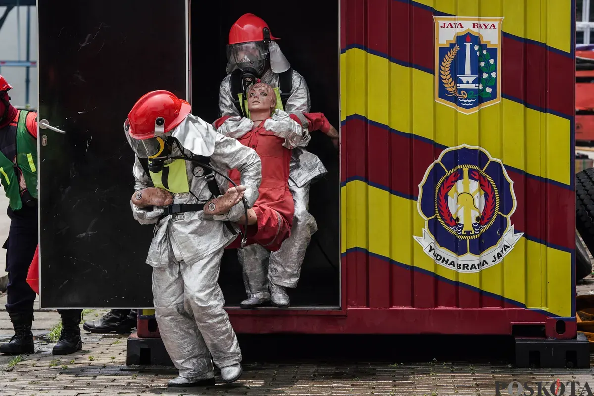 Relawan pemadam kebakaran berupaya memadamkan api menggunakan Alat Pemadam Api Ringan (APAR) pada Jakarta Fire Safety Challenge 2025 di Kantor Dinas Penanggulangan Kebakaran dan Penyelamatan (Gulkarmat) DKI Jakarta, Selasa 16 September 2025. (Sumber: Poskota/Bilal Nugraha Ginanjar)