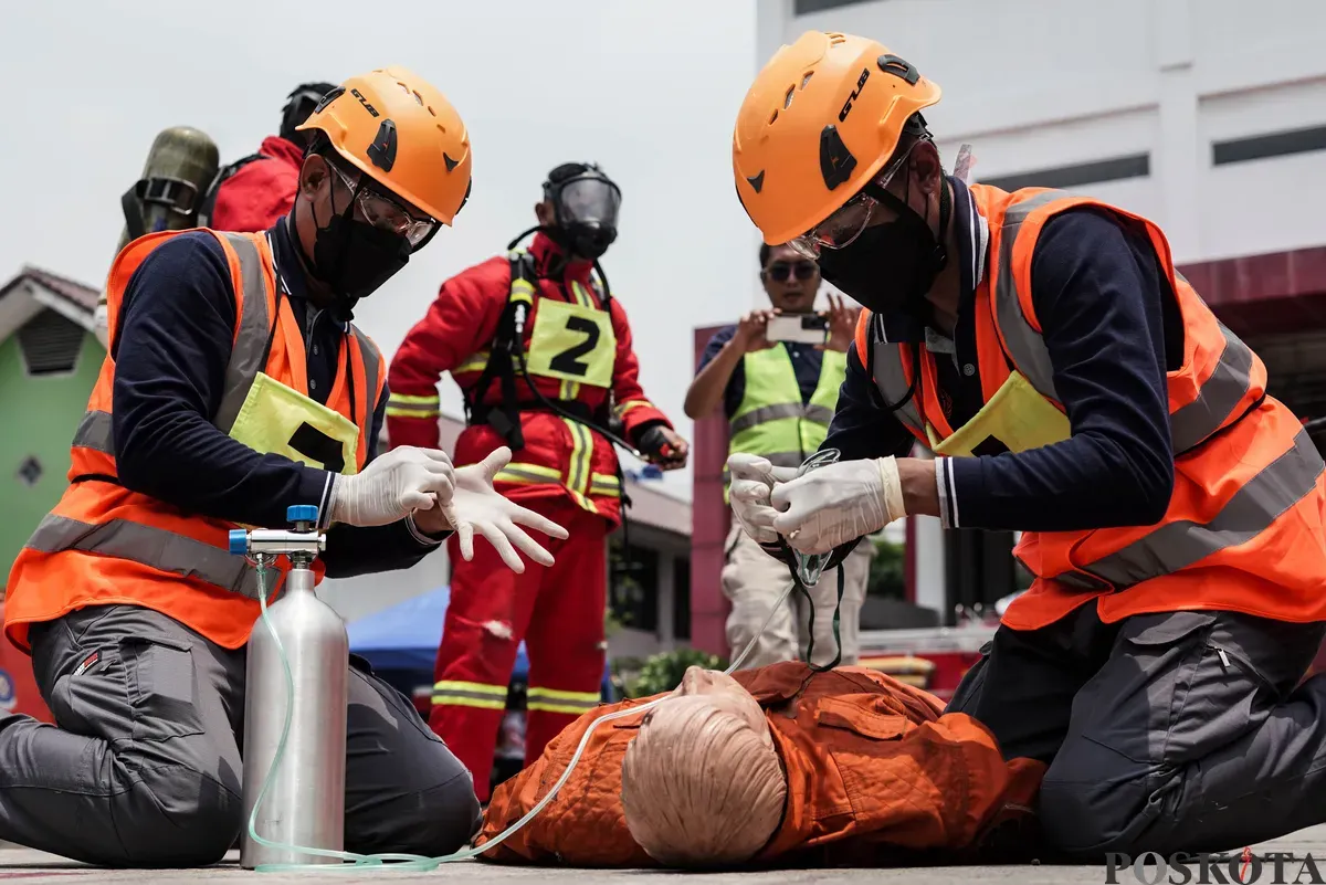 Relawan pemadam kebakaran berupaya memadamkan api menggunakan Alat Pemadam Api Ringan (APAR) pada Jakarta Fire Safety Challenge 2025 di Kantor Dinas Penanggulangan Kebakaran dan Penyelamatan (Gulkarmat) DKI Jakarta, Selasa 16 September 2025. (Sumber: Poskota/Bilal Nugraha Ginanjar)