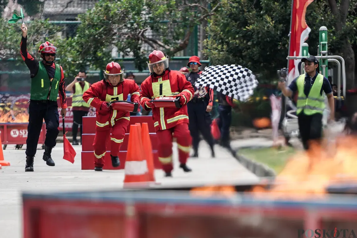 Relawan pemadam kebakaran berupaya memadamkan api menggunakan Alat Pemadam Api Ringan (APAR) pada Jakarta Fire Safety Challenge 2025 di Kantor Dinas Penanggulangan Kebakaran dan Penyelamatan (Gulkarmat) DKI Jakarta, Selasa 16 September 2025. (Sumber: Poskota/Bilal Nugraha Ginanjar)