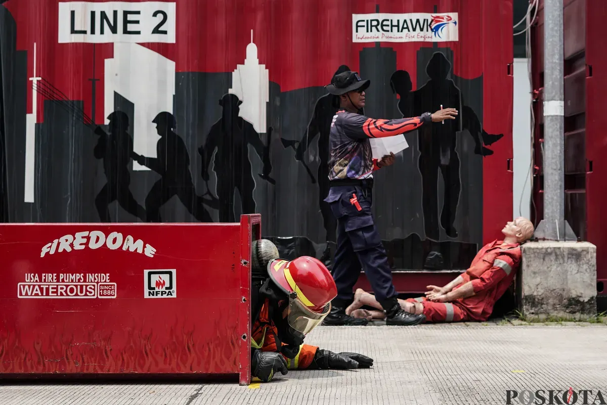 Relawan pemadam kebakaran berupaya memadamkan api menggunakan Alat Pemadam Api Ringan (APAR) pada Jakarta Fire Safety Challenge 2025 di Kantor Dinas Penanggulangan Kebakaran dan Penyelamatan (Gulkarmat) DKI Jakarta, Selasa 16 September 2025. (Sumber: Poskota/Bilal Nugraha Ginanjar)