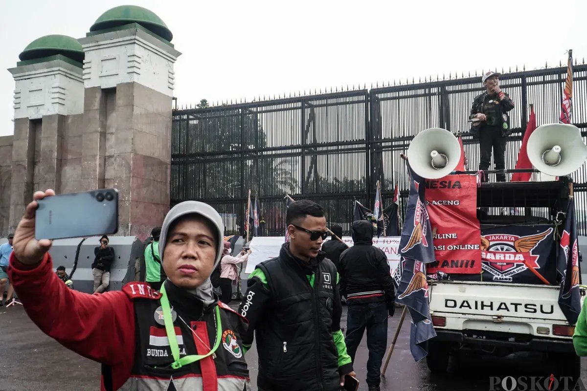 Sejumlah pengemudi ojek daring mengikuti aksi di depan Gedung DPR, Jakarta, Rabu, 17 September 2025. (Sumber: Poskota/Bilal Nugraha Ginanjar)