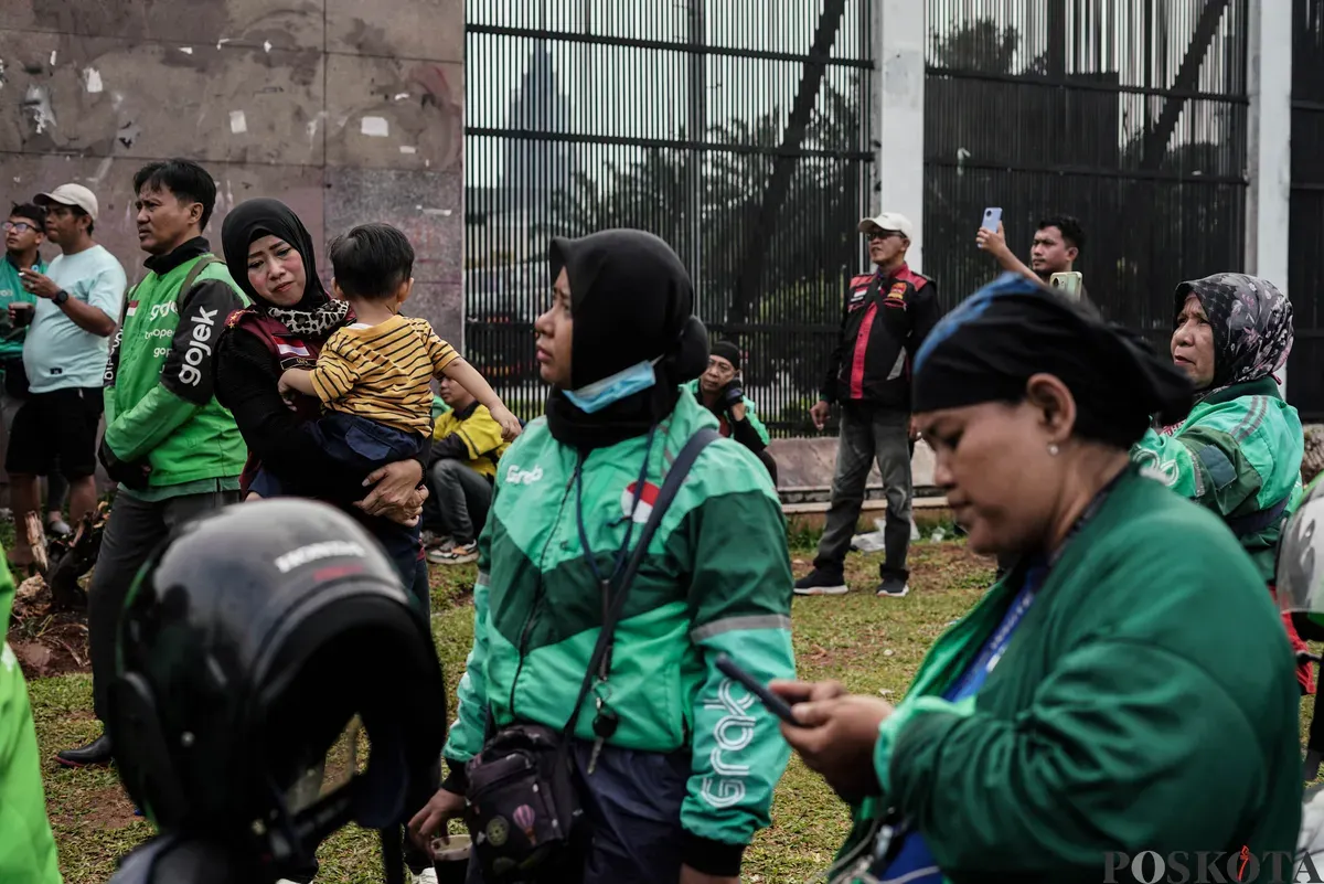 Sejumlah pengemudi ojek daring mengikuti aksi di depan Gedung DPR, Jakarta, Rabu, 17 September 2025. (Sumber: Poskota/Bilal Nugraha Ginanjar)
