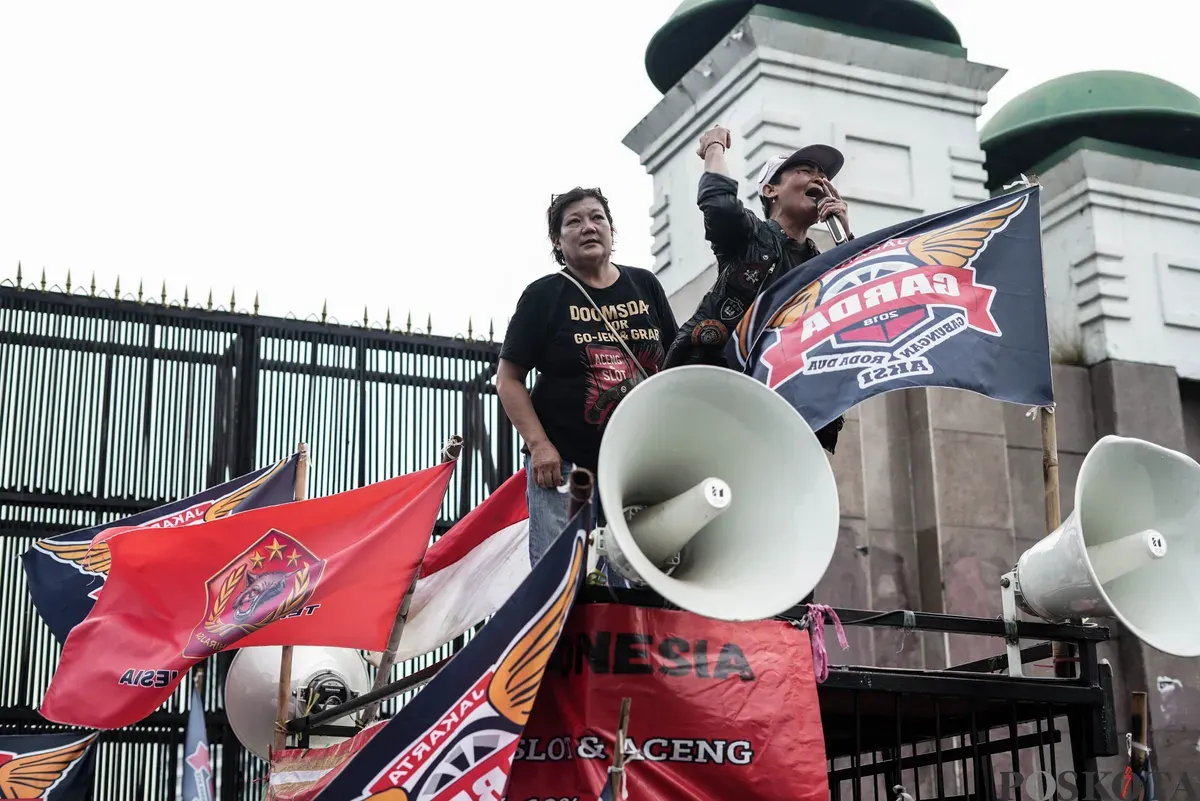 Sejumlah pengemudi ojek daring mengikuti aksi di depan Gedung DPR, Jakarta, Rabu, 17 September 2025. (Sumber: Poskota/Bilal Nugraha Ginanjar)
