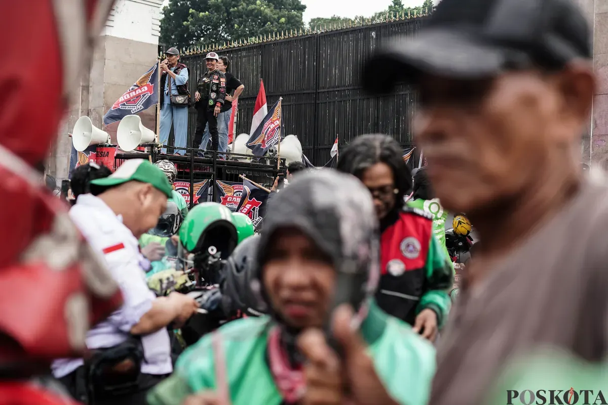 Sejumlah pengemudi ojek daring mengikuti aksi di depan Gedung DPR, Jakarta, Rabu, 17 September 2025. (Sumber: Poskota/Bilal Nugraha Ginanjar)