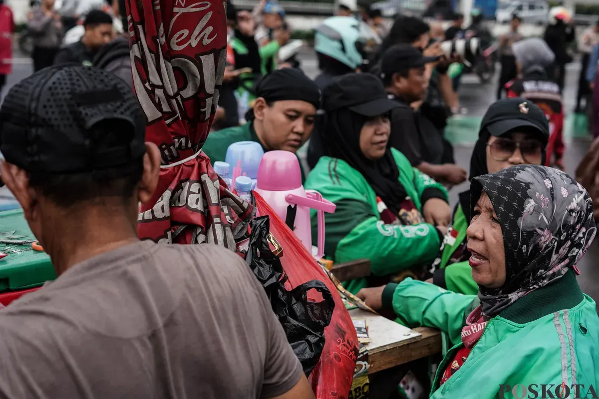 Sejumlah pengemudi ojek daring mengikuti aksi di depan Gedung DPR, Jakarta, Rabu, 17 September 2025. (Sumber: Poskota/Bilal Nugraha Ginanjar)