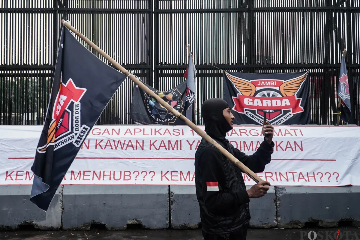 Sejumlah pengemudi ojek daring mengikuti aksi di depan Gedung DPR, Jakarta, Rabu, 17 September 2025. (Sumber: Poskota/Bilal Nugraha Ginanjar)
