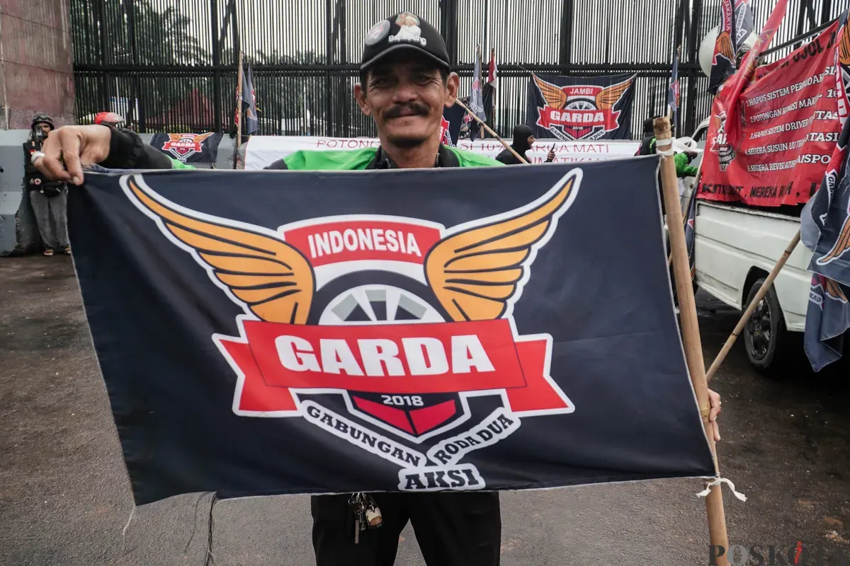 Sejumlah pengemudi ojek daring mengikuti aksi di depan Gedung DPR, Jakarta, Rabu, 17 September 2025. (Sumber: Poskota/Bilal Nugraha Ginanjar)