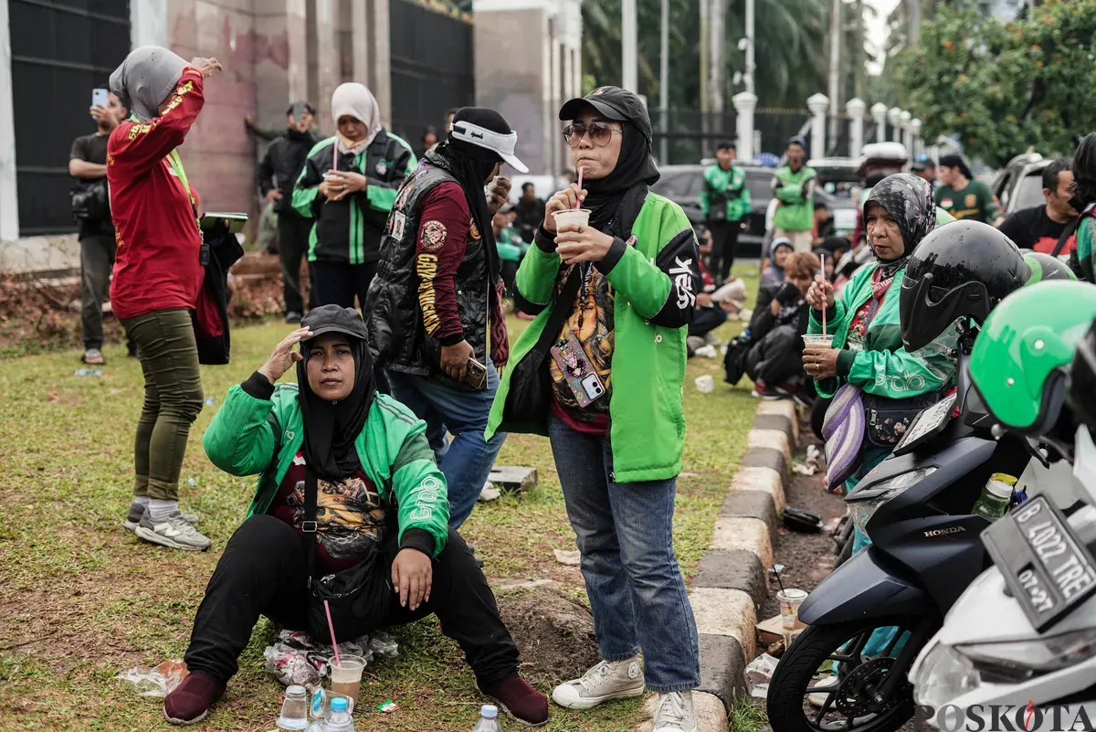 Sejumlah pengemudi ojek daring mengikuti aksi di depan Gedung DPR, Jakarta, Rabu, 17 September 2025. (Sumber: Poskota/Bilal Nugraha Ginanjar)