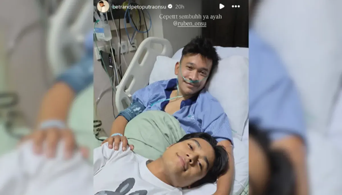 Anak angkatnya, Bertrand Peto, unggah foto haru Ruben Onsu di ranjang RS dengan caption 'Cepat sembuh ya Ayah' (Sumber: Instagram/@betrandpetoputraonsu)
