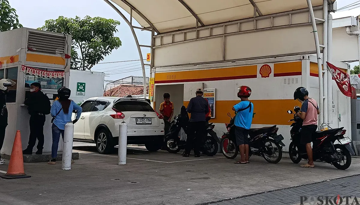 Sejumlah pengendara motor antre mengisi BBM jenis Shell Super di SPBU Shell Mangunjaya, Tambun Selatan, Kabupaten Bekasi, Rabu 17 September 2025. (Sumber: POSKOTA | Foto: Nurpini Aulia Rapika)