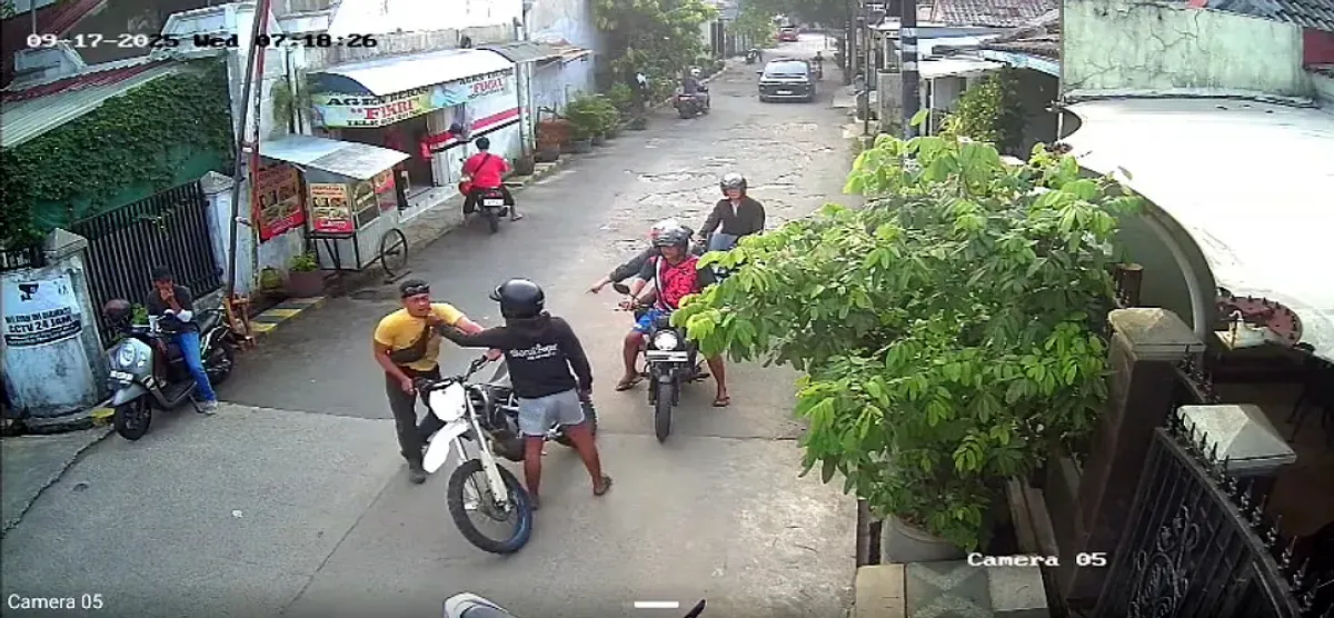 Tangkap layar peristiwa pemukulan terekam CCTV di Perumahan Ciriung Cemerlang, Kecamatan Cibinong, Kabupaten Bogor.