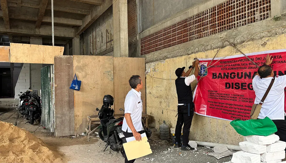 Petugas dari Suku Dinas CKTRP Jakarta Pusat menyegel sebuah bangunan karena melanggar aturan dengan membangun hingga 6 lantai. (Sumber: Kominfotik Sudin CKTRP Jakarta Pusat)