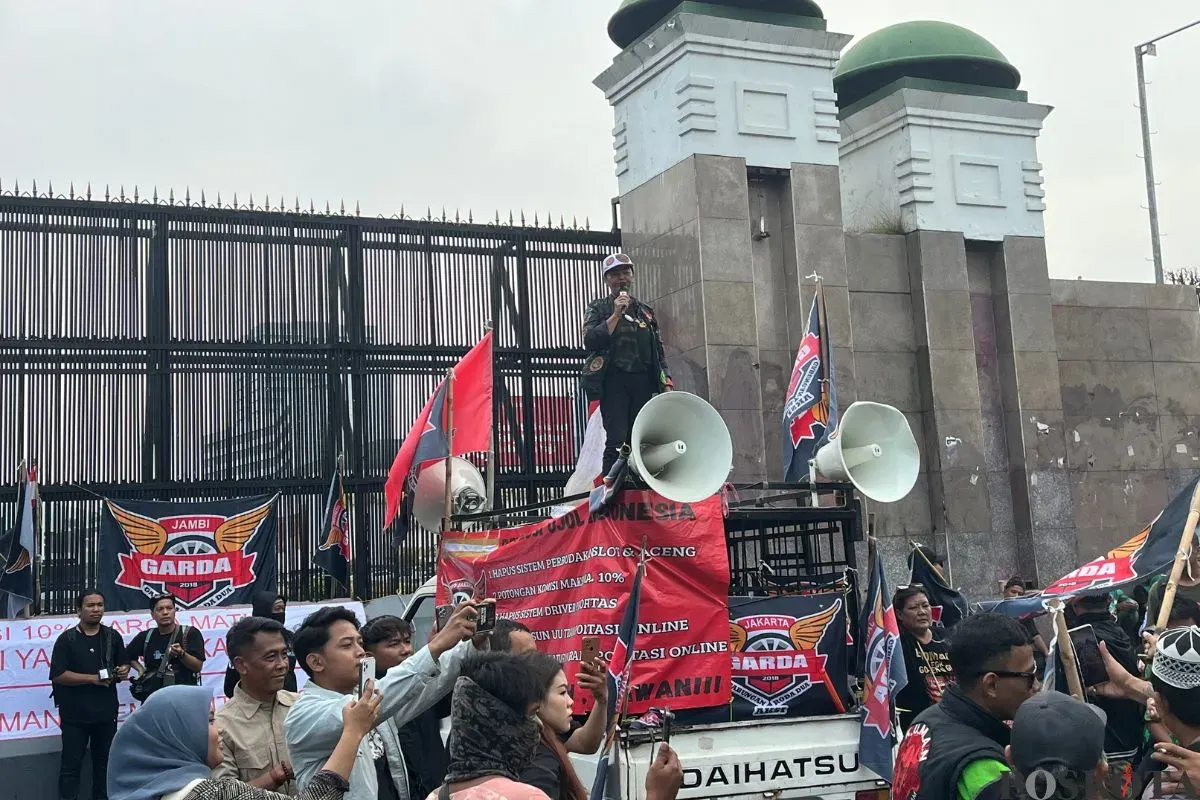 Sopir ojol berunjuk rasa di depan Gedung DPR RI, Senayan, Jakarta Pusat, Rabu, 17 September 2025. (Sumber: Poskota/Pandi Ramedhan)