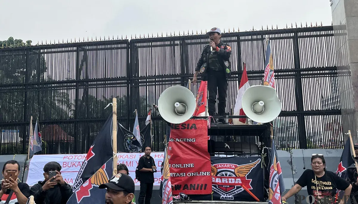 Unjuk rasa driver ojol di depan Gedung DPR RI, Rabu, 17 September 2025. (Sumber: POSKOTA | Foto: Pandi Ramedhan)